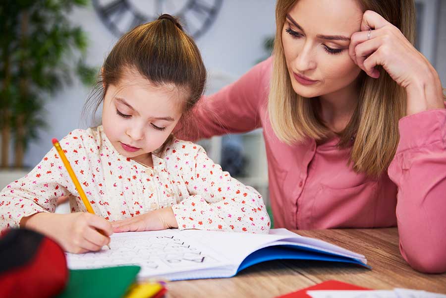 Anne kızı ödev okula yardımcı olur