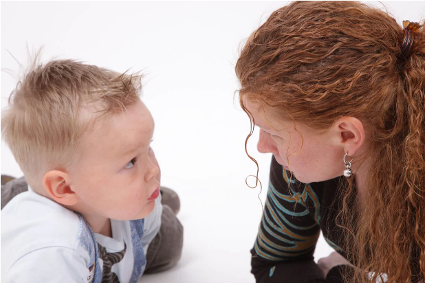 Sosyal iletişim bozukluğu olan çocuk annesiyle konuşmaya çalışıyor 
