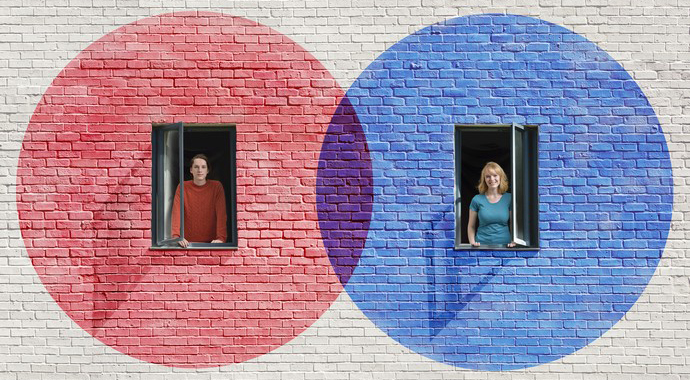 Pencerelerin etrafında kırmızı ve mavi daireler (2 kişi)