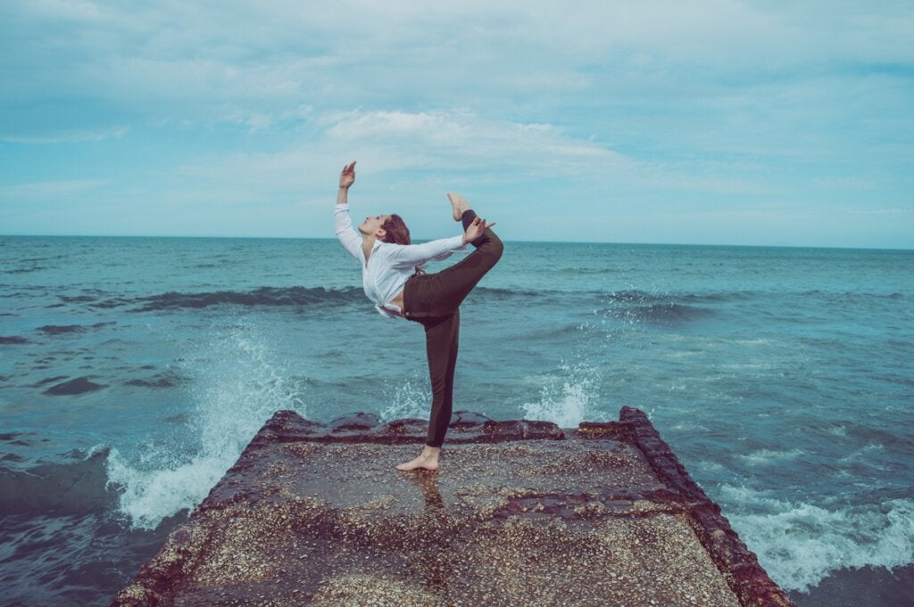 William James'e göre pasiflikle nasıl mücadele edileceğinin temellerini takip ederek yoga yapan kız