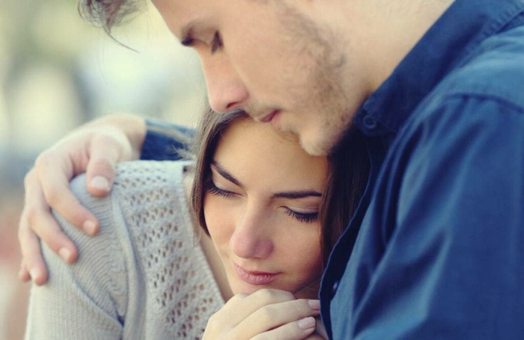 Partnerine sarılan çocuk