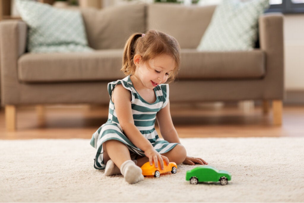 Bir kamyon ve bir araba ile oynayan kız, daha fazla öz kontrole sahip çocukları temsil ediyor 