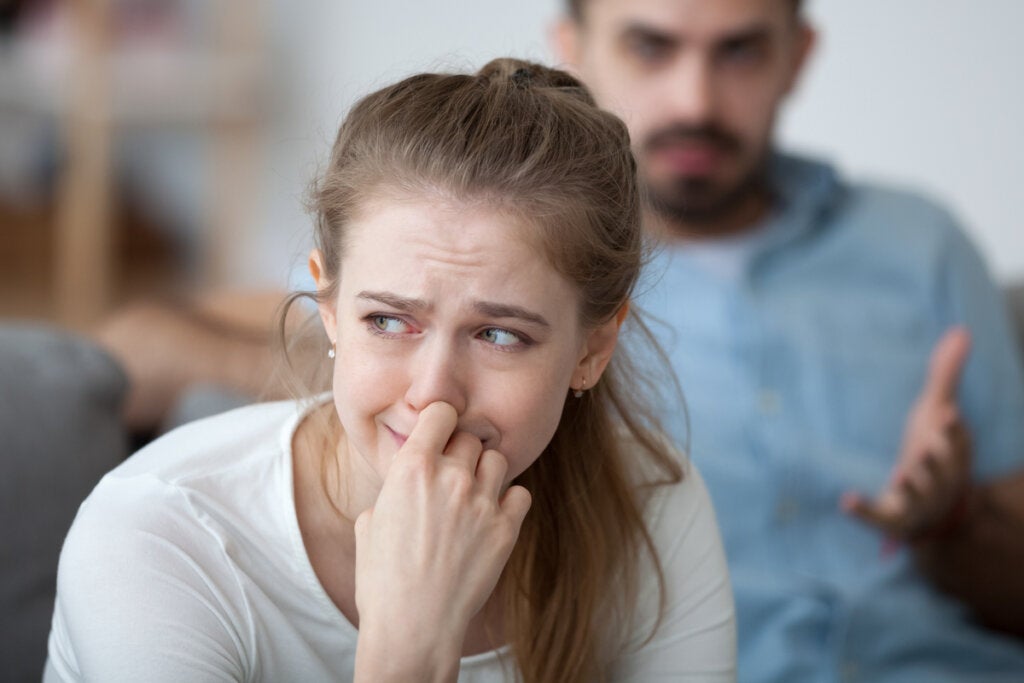 eşini tecrit etmenin kötü muamelesine maruz kalan kız ağlıyor