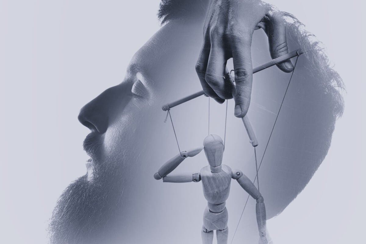 Hombre manipulando a otro hombre