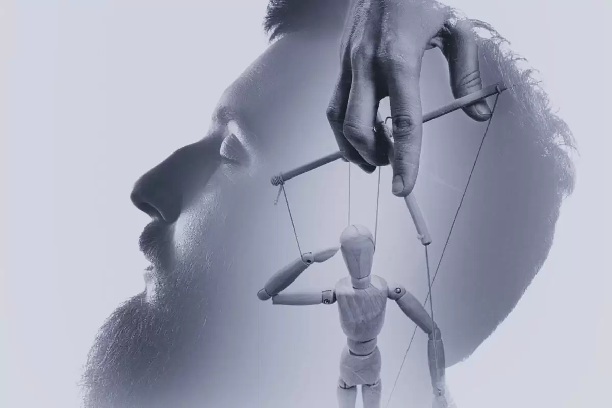 Hombre manipulando a otro hombre