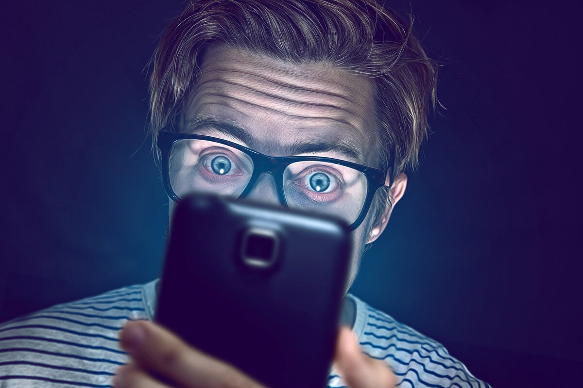 cerebro con mecanismos representando a la gente confunde el conocimiento de Internet con el suyo
