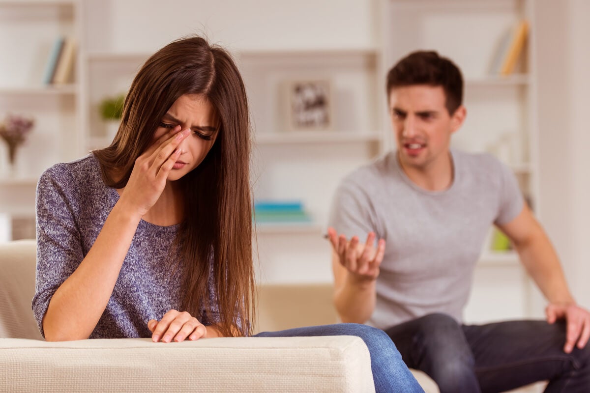 chica representando el efecto de Aislar a la pareja