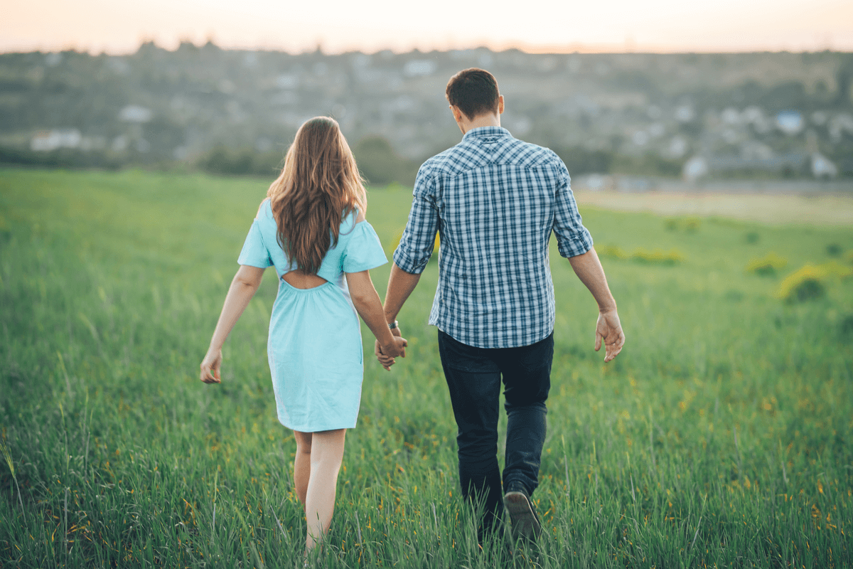 Pareja agarrada de la mano representando a las parejas resilientes
