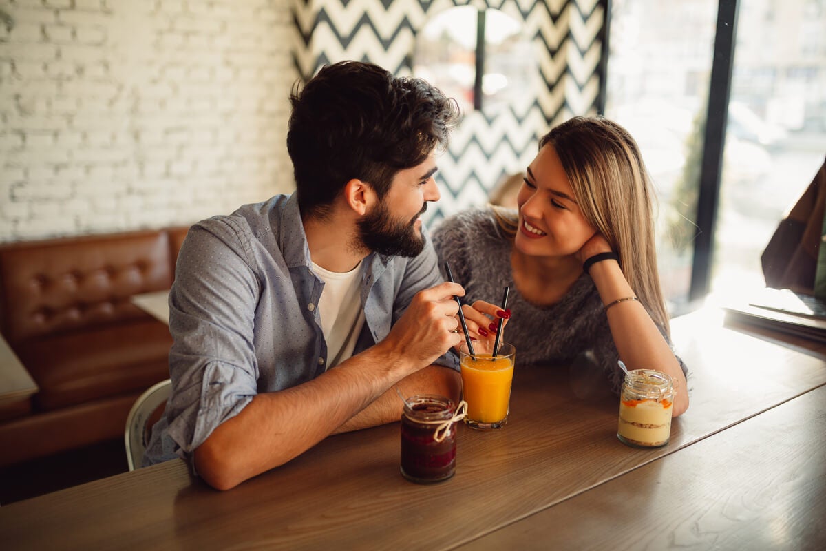 escena para simbolizar a las parejas que empezaron siendo amigos