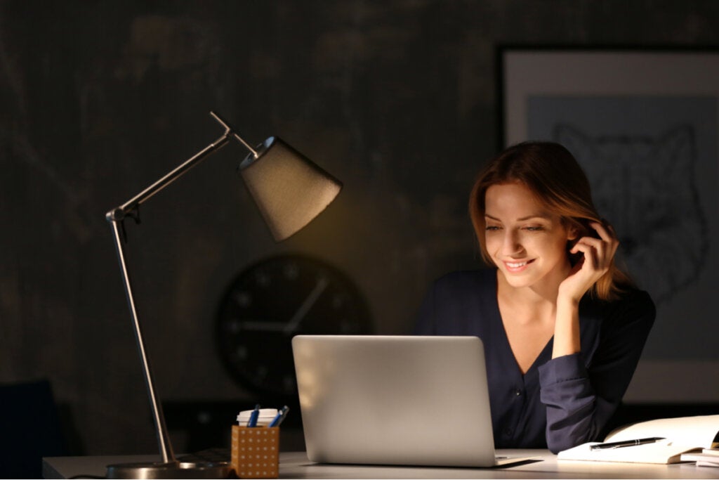 Geceleri bilgisayarda gayri meşruluk sendromu üzerinde çalışan kadın