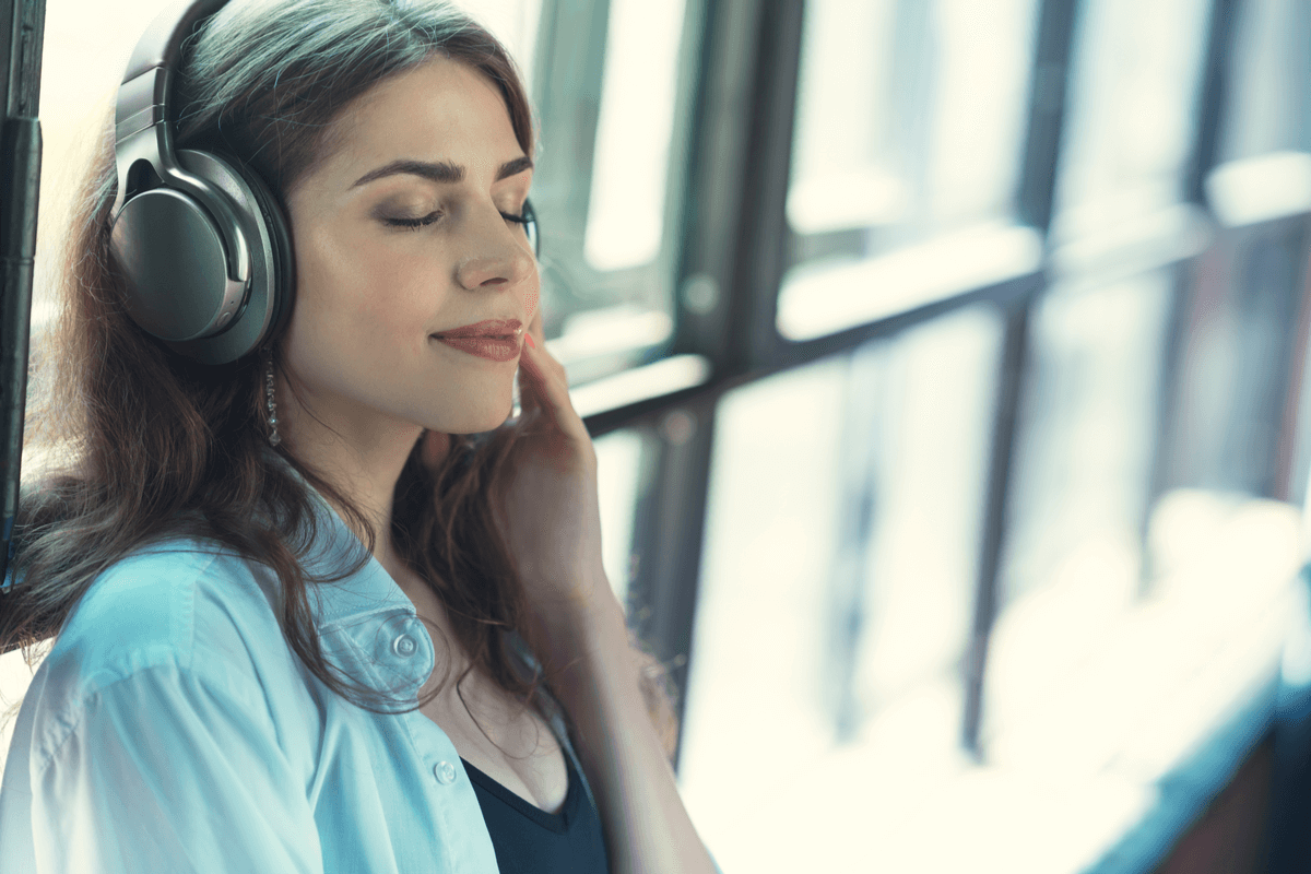 Hombre escuchando tu música favorita