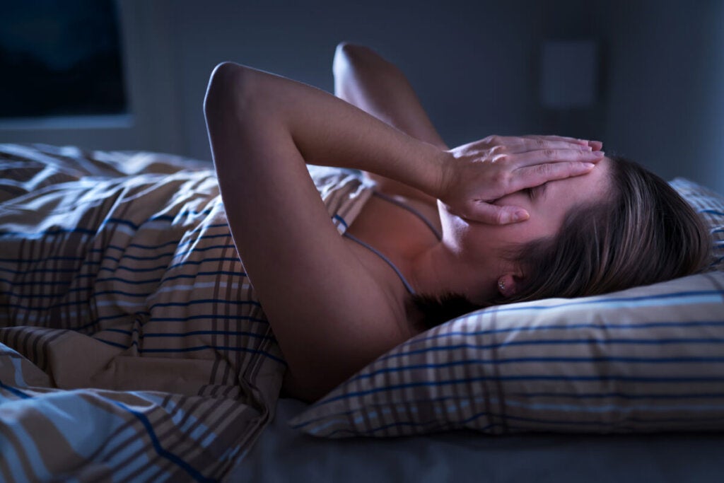 Yatakta endişeli kadın kaygının ne zaman bir bozukluğa dönüştüğünü simgeliyor?