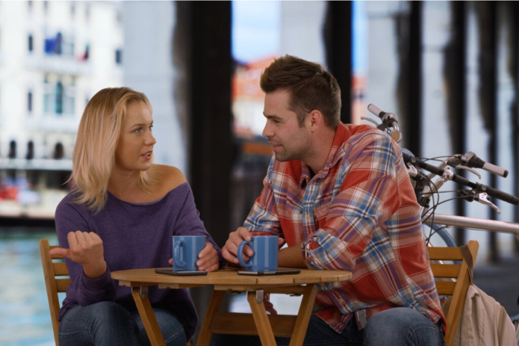 Bir kafede konuşan Çift