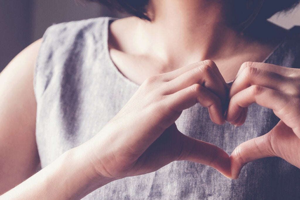 Elleriyle kalp yapan kadın üzgün olduğumuzda neden göğsümüz ağrır