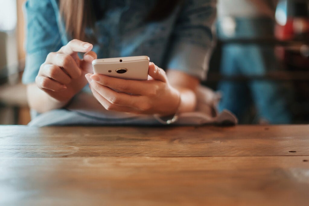 Cep telefonu arayan kadın