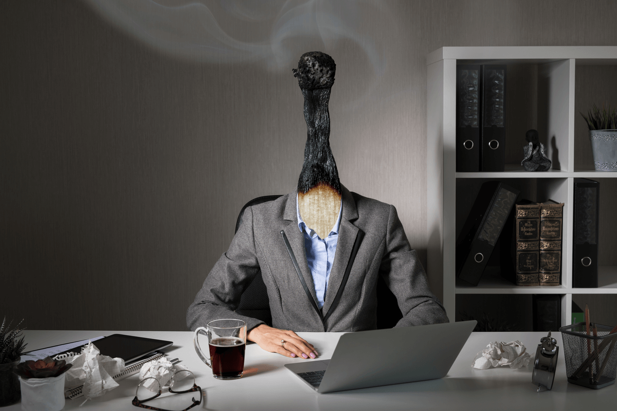 Hombre con estrés en el trabajo