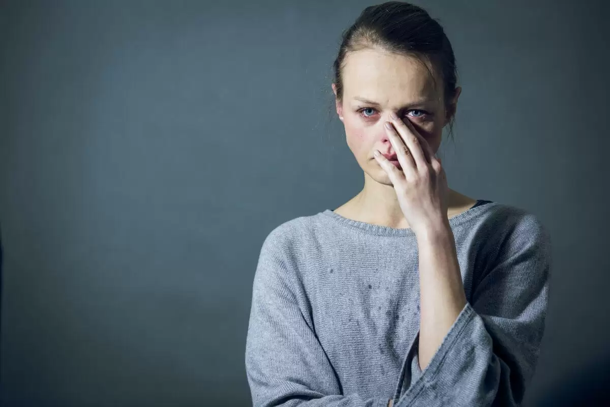 Mujer triste con las manos en la cara