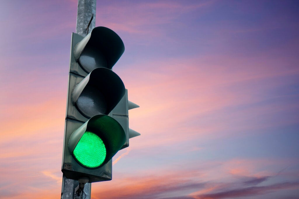 yeşil trafik ışığı