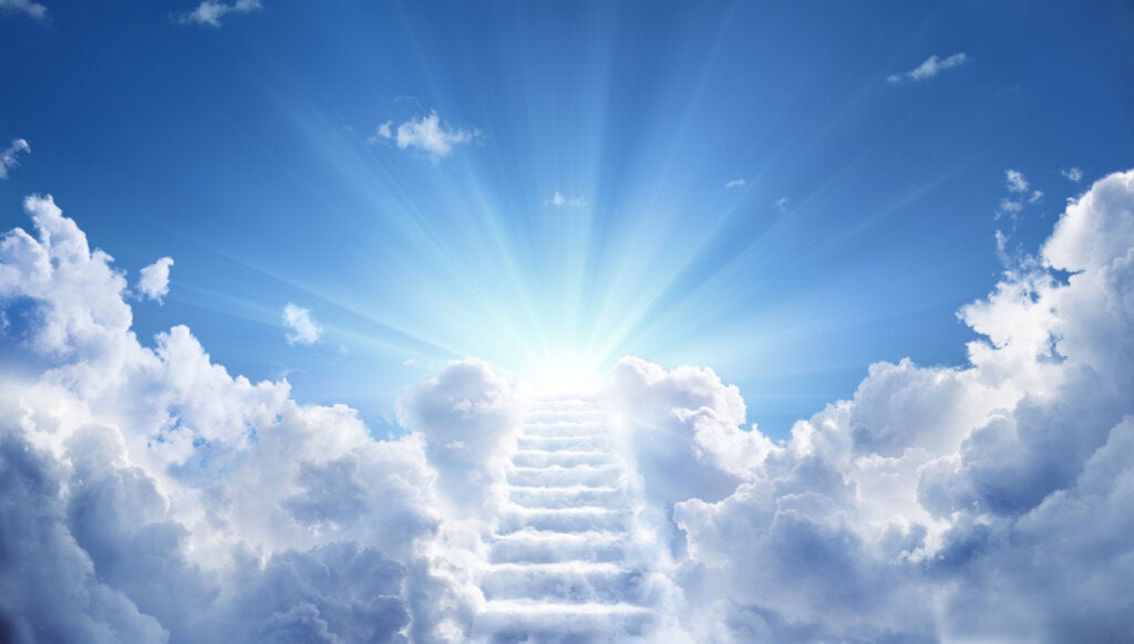Merdiven şeklinde bulutlu mavi gökyüzü