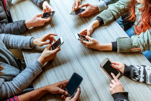 Phubbing: cep telefonu ilişkileri ne kadar mahvediyor?