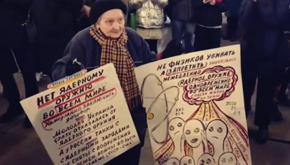 Barış için gösteri yapan Leningrad'dan kurtulan Yelena Osipova