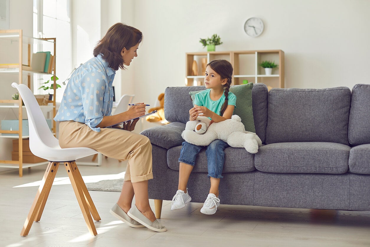 Padres y niño en terapia