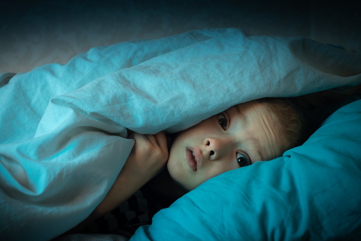 Niña durmiendo con la luz encendida