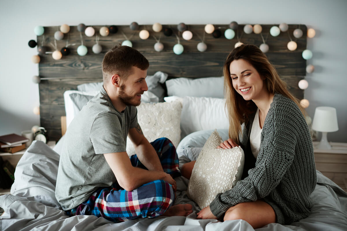 Pareja dándose la espalda para representar que así como te amaron, amarás