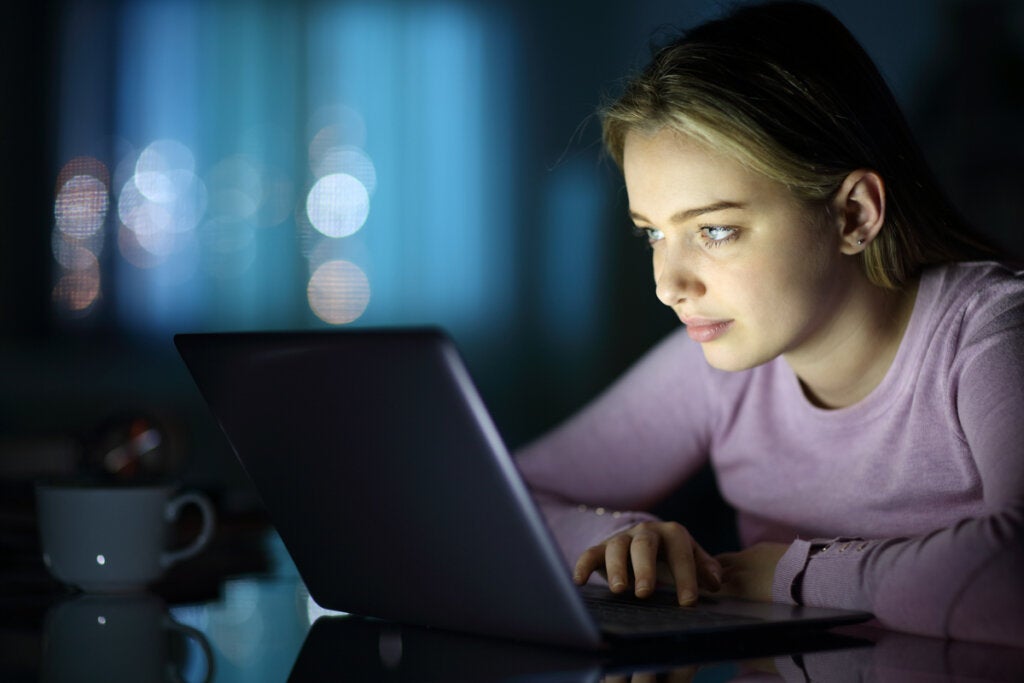 Son derece odaklanmış insanları temsil eden bilgisayarda okuyan kadın