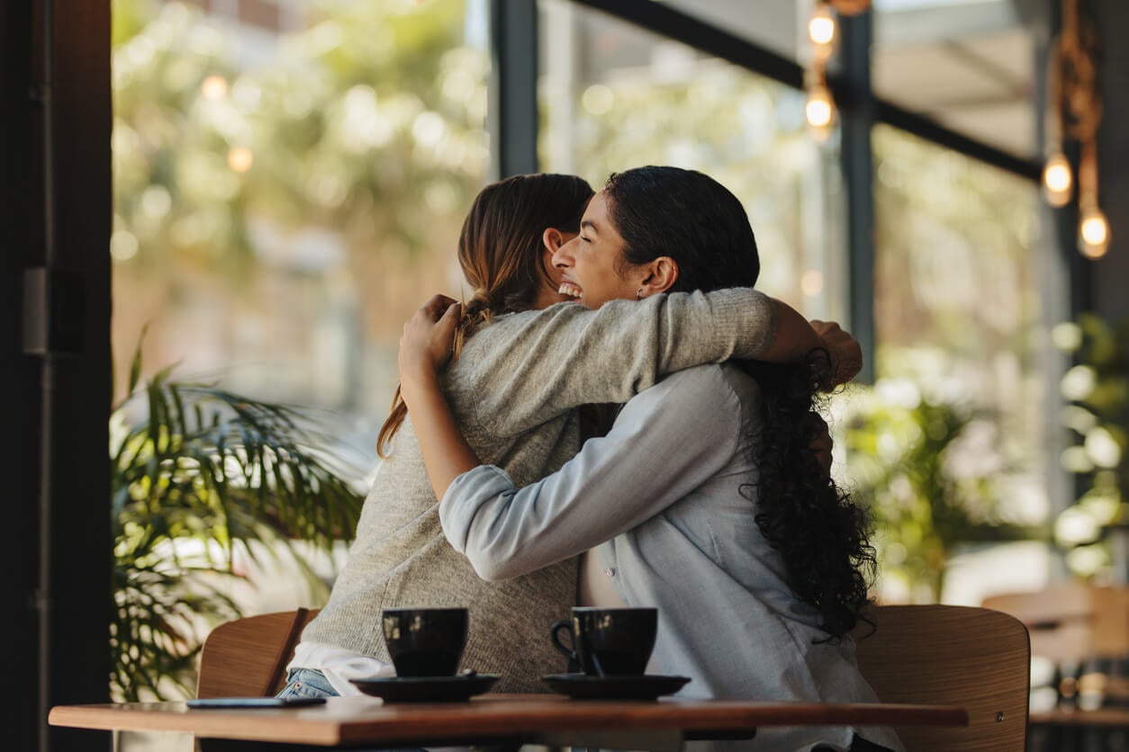 Abrazo de amigas