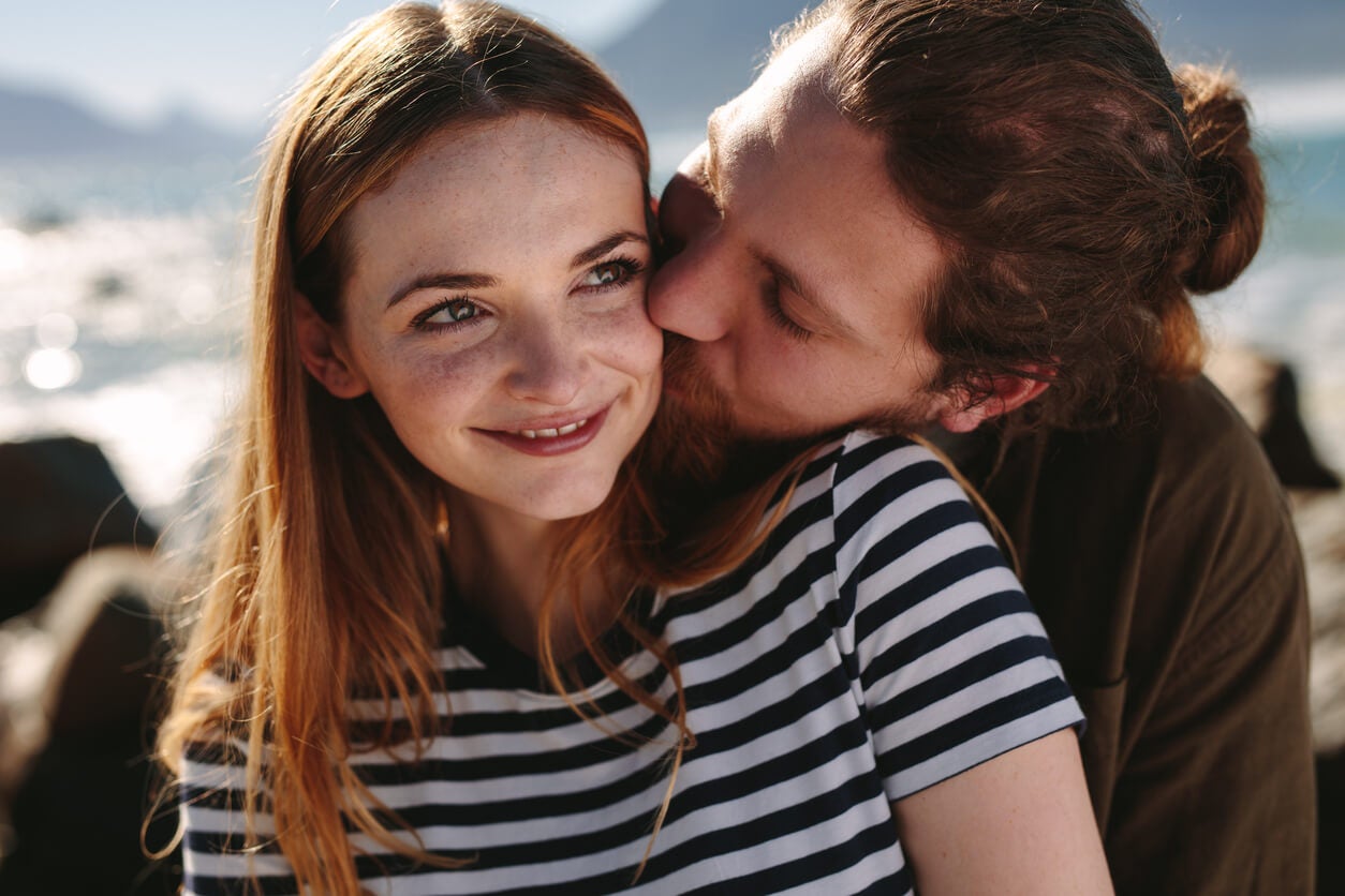 Pareja feliz mirándose a la cara