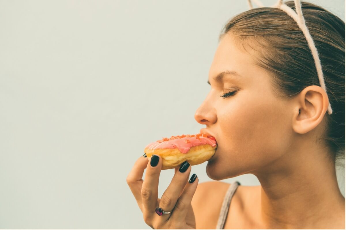 Mujer comiendo salmón