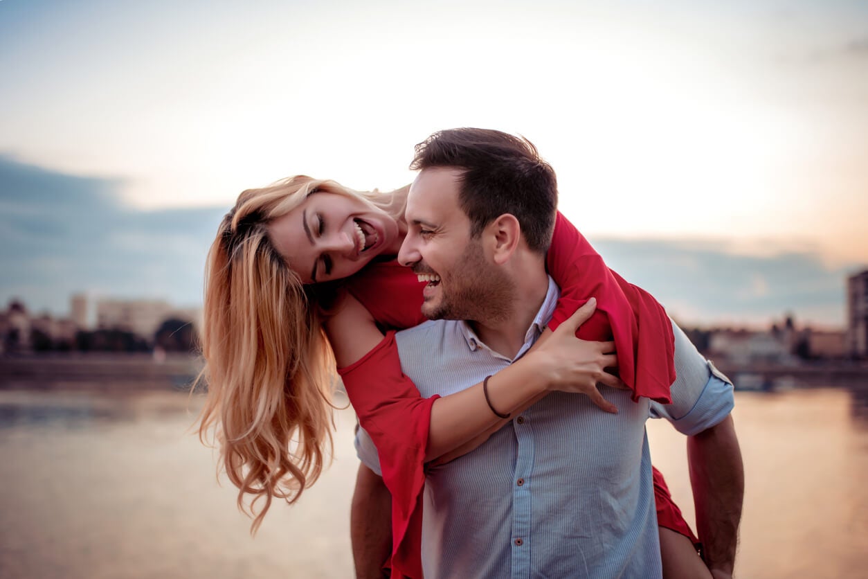 Pareja feliz mirándose a la cara