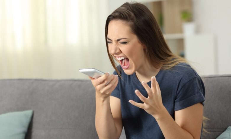 Mujer estresada gritando a su pareja representando las etapas de la ira