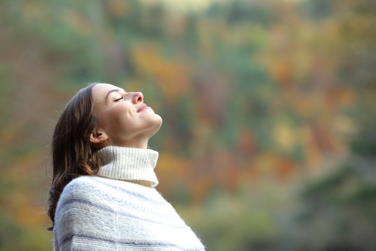 Mujer respirando con los ojos cerrados