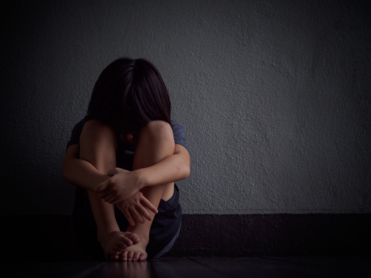 Niño triste por negligencia parental