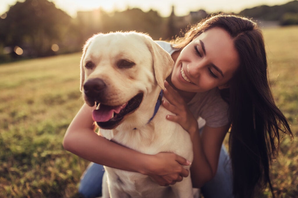 Köpeğini kucaklayan kadın
