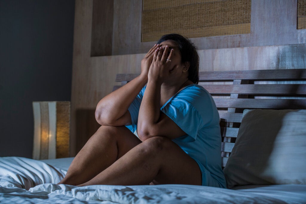 Yatakta depresyon nüksetmesinden muzdarip üzgün kadın
