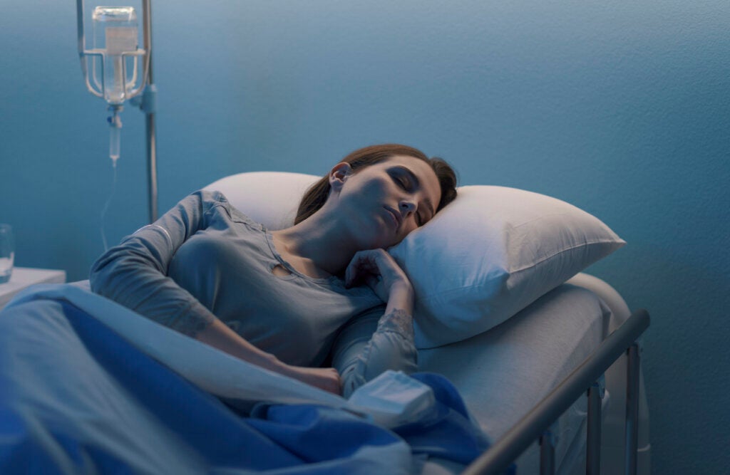 Hastanede uyuyan kadın