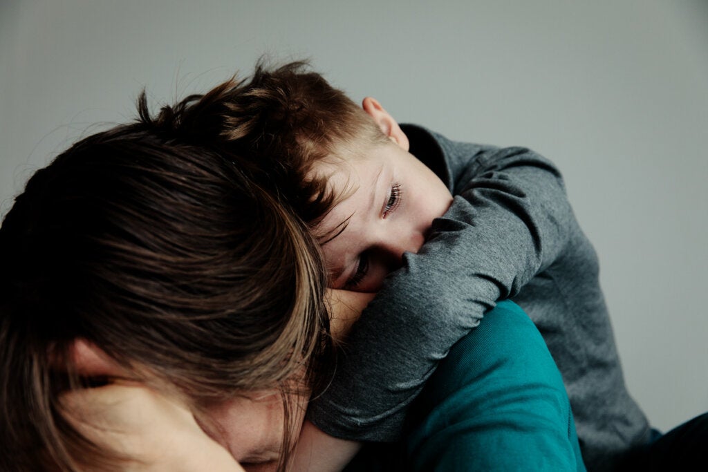 Anne ağlıyor ve oğlu onu teselli ediyor