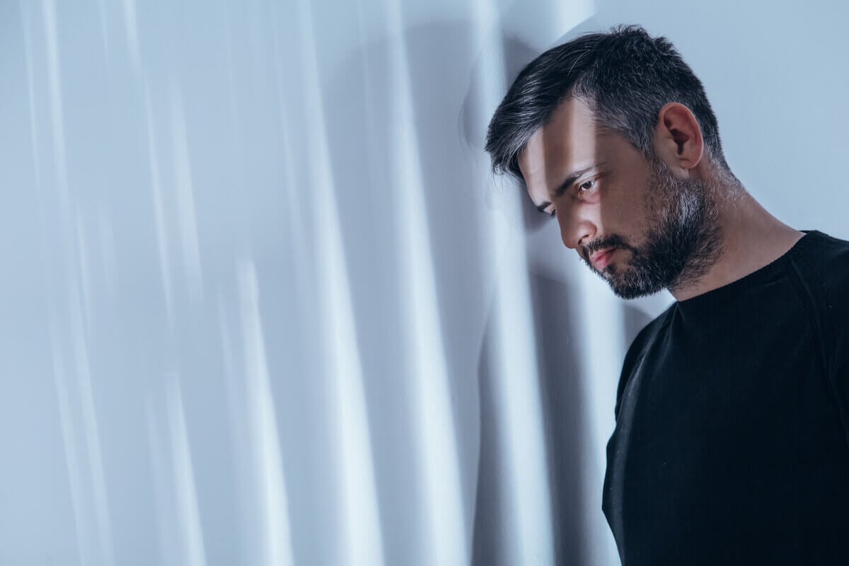 Hombre en terapia psicológica
