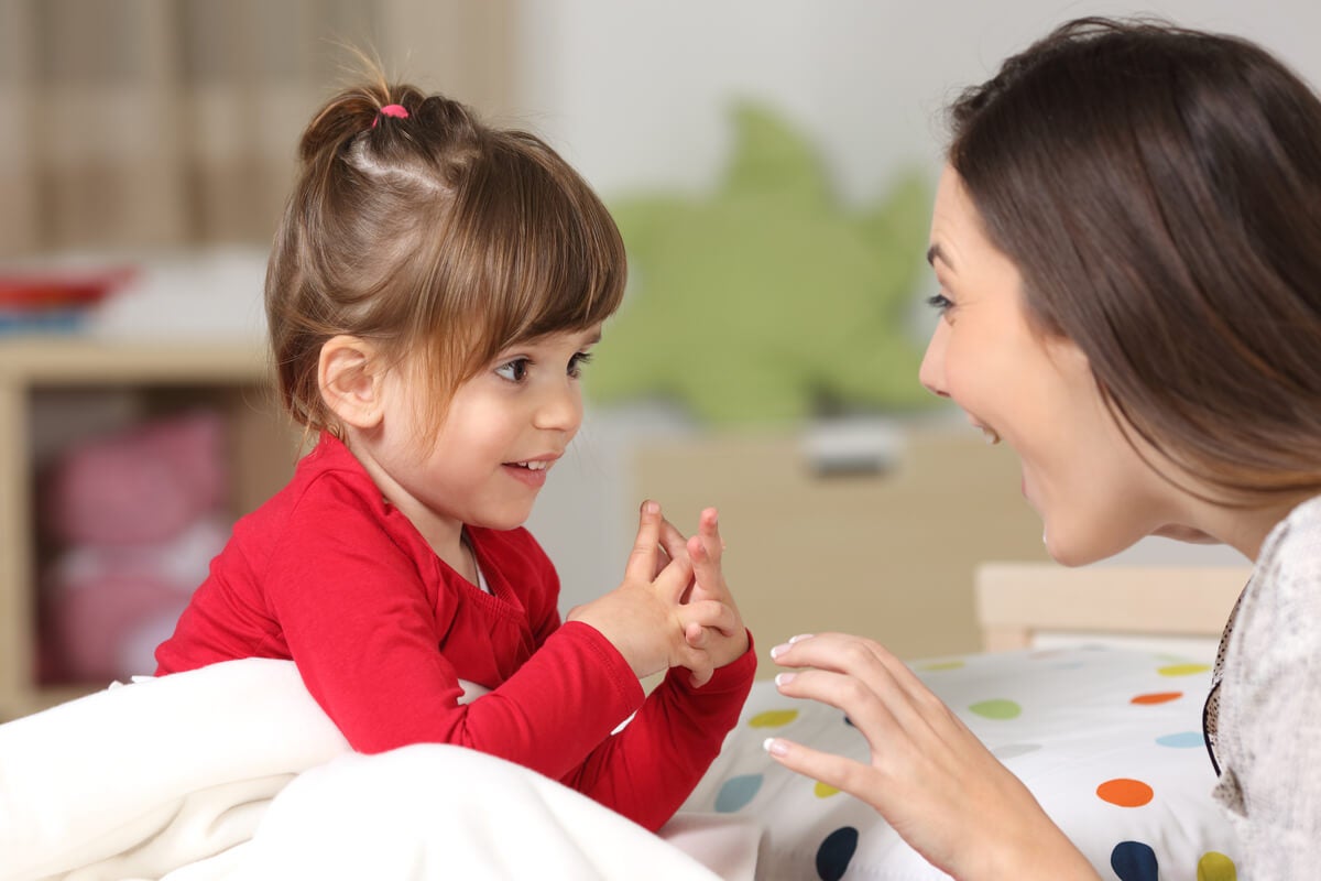 Madre dibujando con su hija