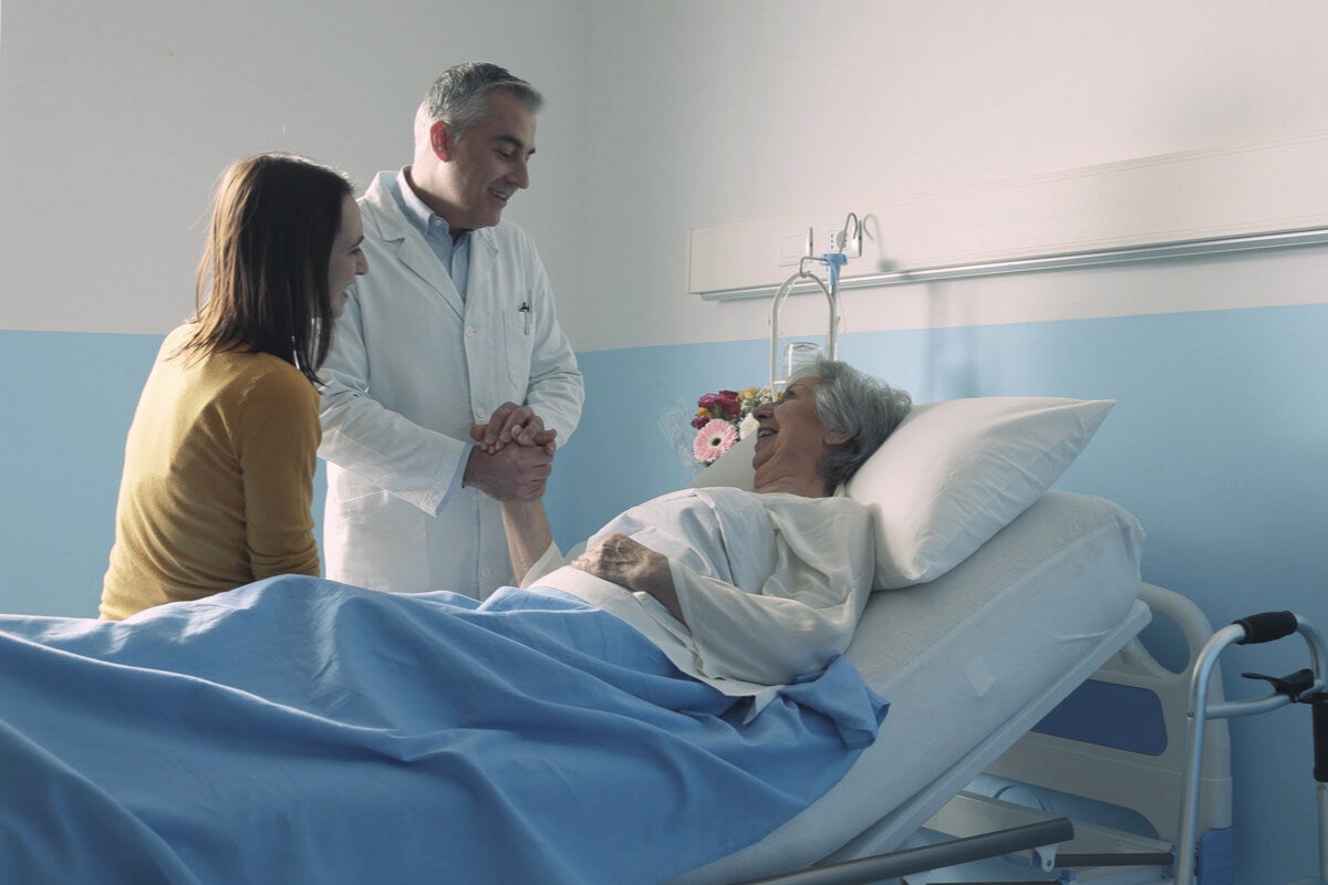 Marido despidiéndose de su mujer en el hospital