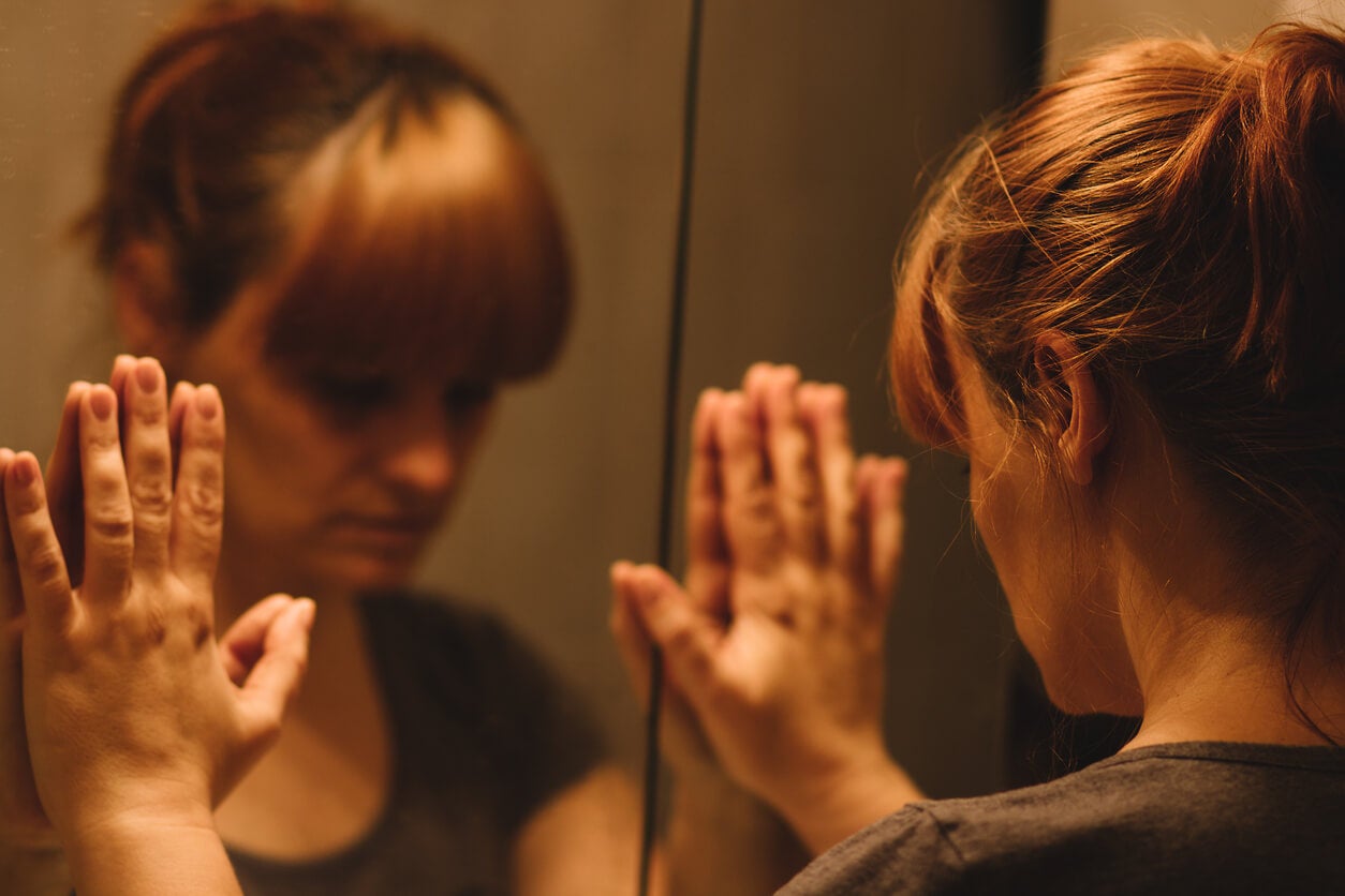 Mujer mayor pensando en el cerebro de las personas que se sienten solas