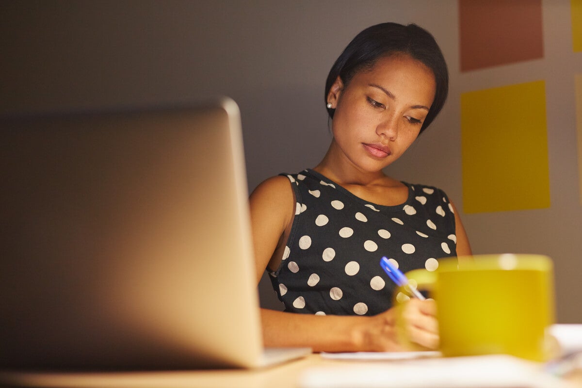 Hombre buscando información sobre ergonomía cognitiva en el trabajo