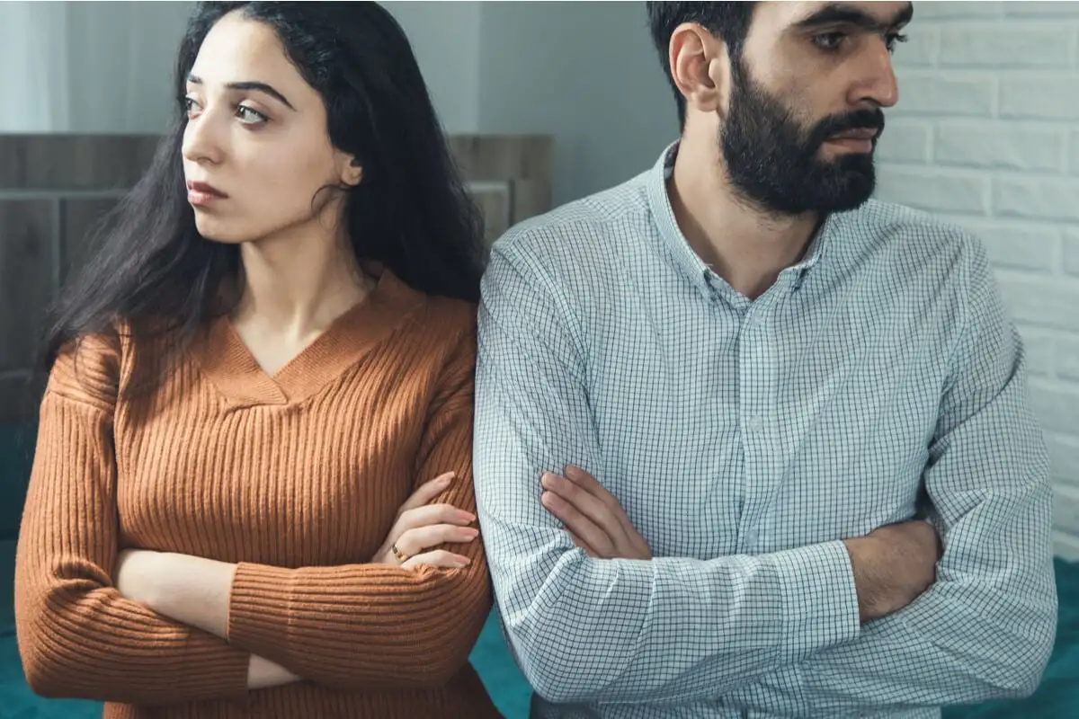 Hombre hablando con su pareja