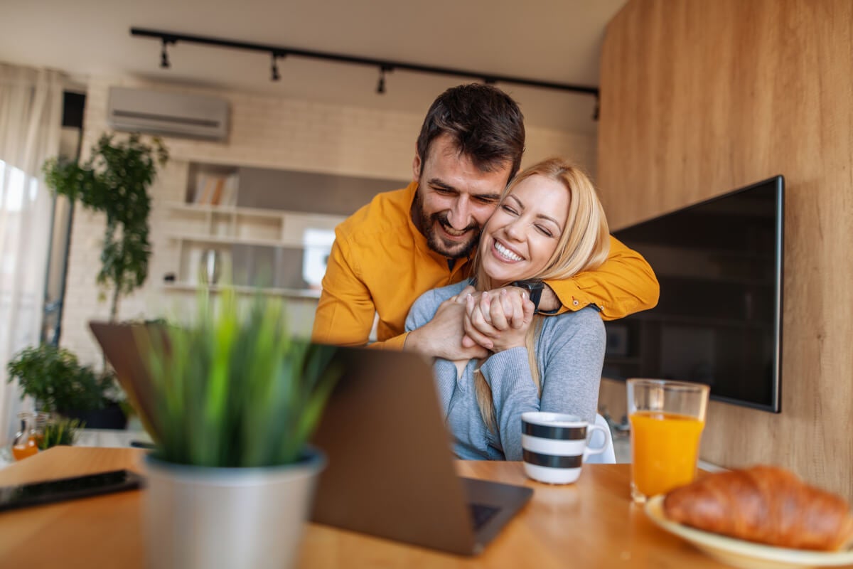 Pareja enfadada dándose la espalda