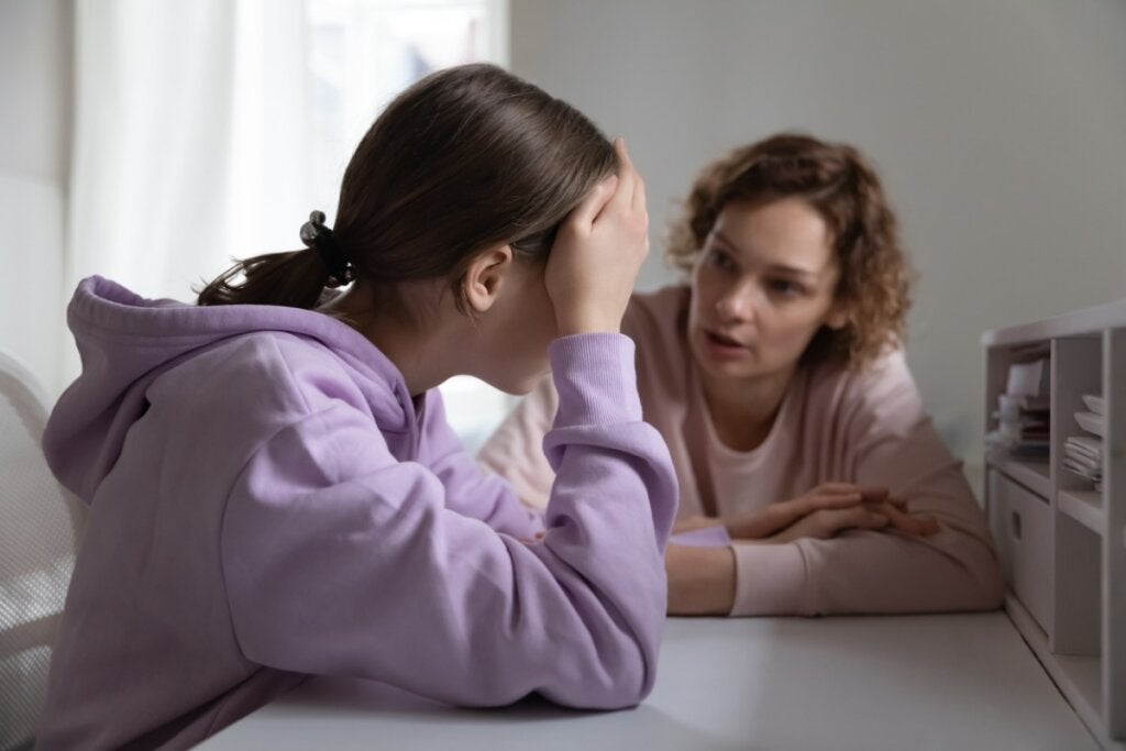Anne ve kızı ergenliğin en yaygın davranış sorunlarıyla karşı karşıya
