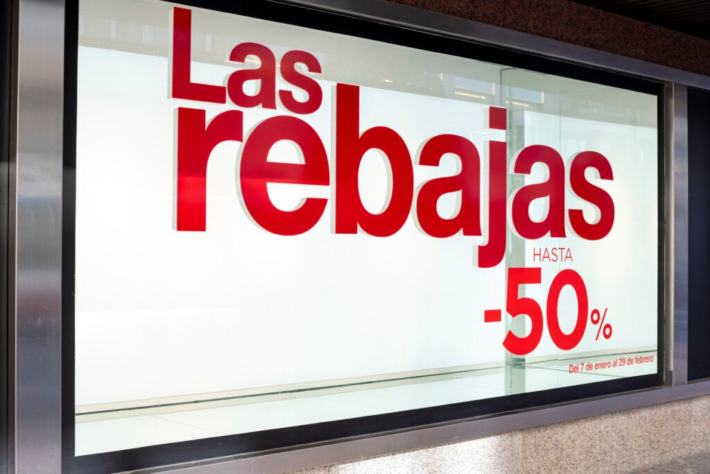 İspanya'da bir mağazada indirimli fiyatları duyuran reklam.