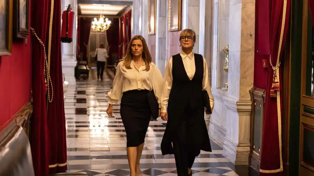 Koridorda yürüyen iki kadın